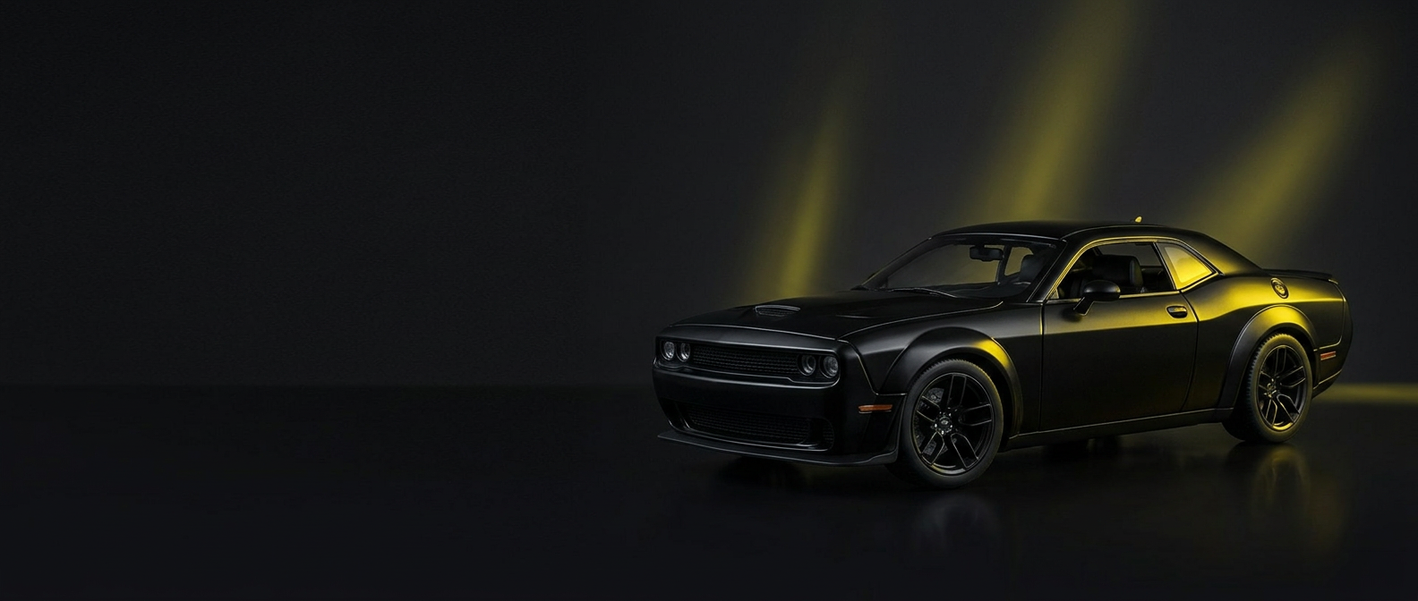 Miniatura de carro esportivo preto com luz amarela